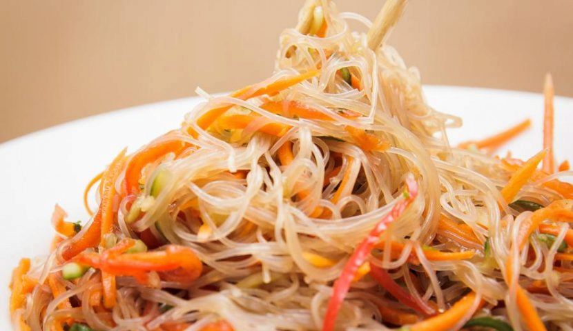 Овощной салат с фунчозой и говядиной