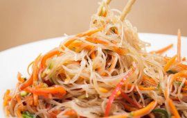 Овощной салат с фунчозой и говядиной