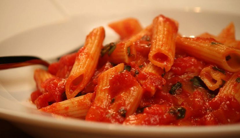 Паста в томатном соусе с базиликом